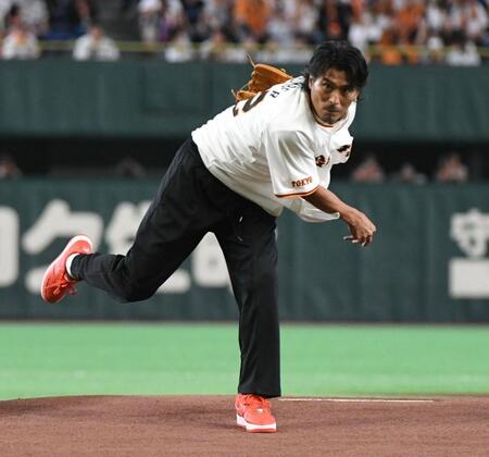 １８７センチの長身からストライクを投じる中澤佑二さん（撮影・佐藤厚）