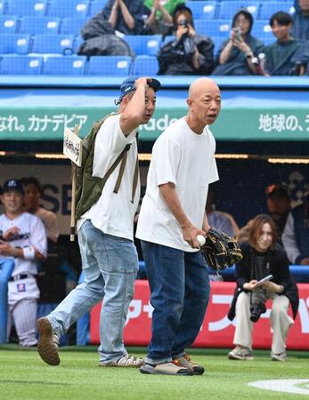 始球式を務めたバイキングの西村（左）と小峠（撮影・園田高夫）