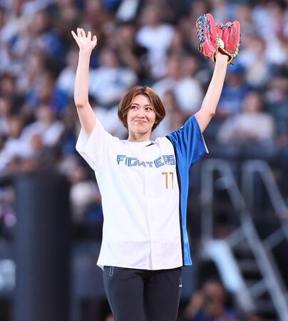 始球式を務めたフォルティウス・吉村紗也香（撮影・中島達哉）