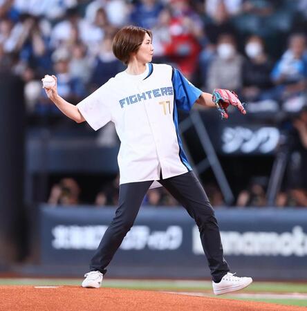 始球式を務めたフォルティウス・吉村紗也香（撮影・中島達哉）