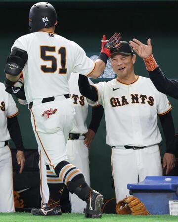 ３回、先制ソロを放った浅野（手前）を迎える橋上監督代行