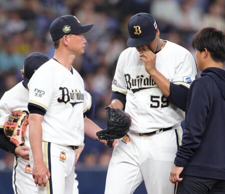 ５回、岸田監督（左）に促され、降板するペルドモ（撮影・坂部計介）