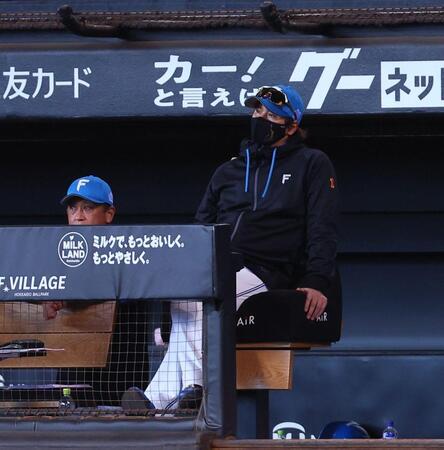 ６回、近藤に２打席連続の３ランを浴び、がっくりする新庄監督（右）＝撮影・中島達哉