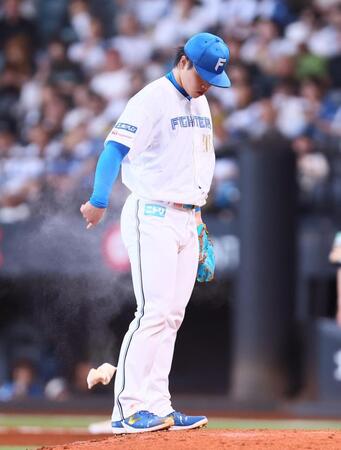 ４回、ロジンをたたきつける孫（撮影・中島達哉）
