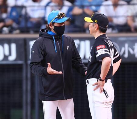 試合終了後、小久保監督（右）と話し込む新庄監督（撮影・中島達哉）