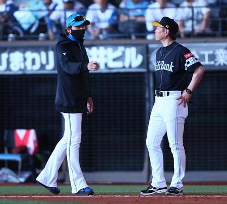 試合終了後、小久保監督（右）と話し込む新庄監督（撮影・中島達哉）