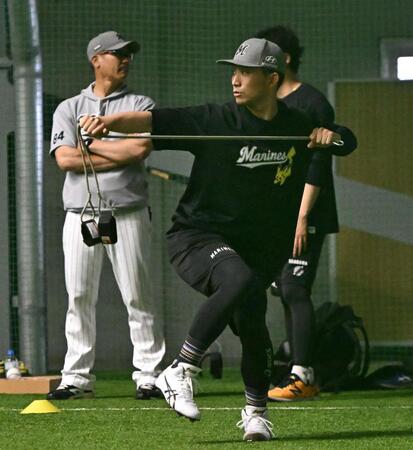 悪天候で試合が中止となり、室内で器具を使ってイメージトレを行う小島（撮影・開出牧）