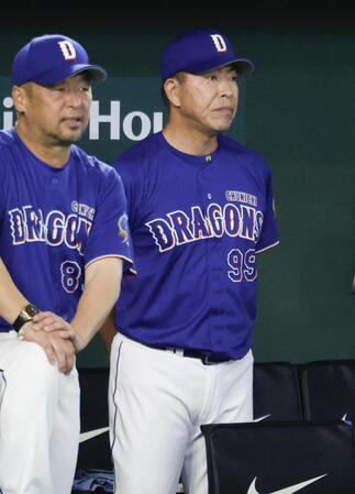 　９回、ベンチで試合を見守る井上監督（右）