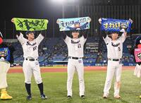 　投打のヒーローの（左から）武岡、吉村、古賀（撮影・園田高夫）