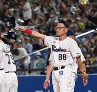 　広島に大勝しファンにあいさつをする池山監督