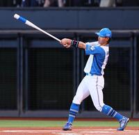 試合前に行われたプロポーズ大作戦で打席に立った細川（撮影・中島達哉）