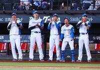 試合前に行われたプロポーズ大作戦で拍手を送る日本ハムナイン（撮影・中島達哉）