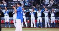 試合前に行われたプロポーズ大作戦で拍手を送る日本ハムナイン（撮影・中島達哉）