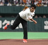 １８７センチの長身からストライクを投じる中澤佑二さん（撮影・佐藤厚）