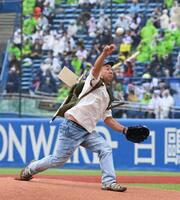 始球式を務めたバイキングの西村（撮影・園田高夫）