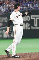 ８回、村松に中前安打を打たれ、ノーヒットノーランを逃したウィットリー（撮影・佐藤厚）