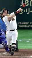 ３回、浅野が左越えに先制ソロを放つ