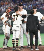 ８回、内海コーチ（７７）とハグしてマウンドを降りるウィットリー（中央）＝撮影・佐藤厚