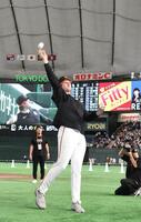 スタンドにボールを投げ入れるウィットリー（撮影・佐藤厚）
