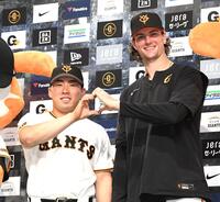 お立ち台で笑顔を見せるウィットリー（右）と浅野（撮影・佐藤厚）