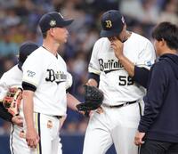 ５回、岸田監督（左）に促され、降板するペルドモ（撮影・坂部計介）