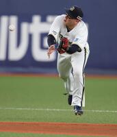 ６回、渡部の打球をグラブに当て、エラーとする紅林（撮影・坂部計介）
