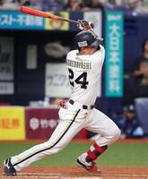 ９回、紅林は中前打を放つ（撮影・坂部計介）