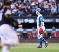 ６回、近藤（左）に３ランを浴び、ぼうぜんとする山本（撮影・中島達哉）