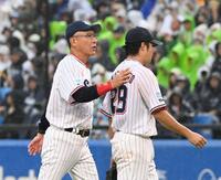 ５回途中で降板の松本健（右）をねぎらう池山監督（撮影・園田高夫）