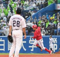 ５回、松本健（左）から反撃の２ランを放ち右手を上げる代打・小園（撮影・園田高夫）