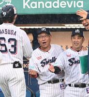 ３回、勝ち越しソロの増田を迎える池山監督（中央）＝撮影・園田高夫