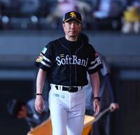 試合終了後、新庄監督と言葉を交わし、引き揚げる小久保監督（撮影・中島達哉）