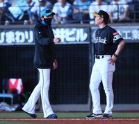 試合終了後、小久保監督（右）と話し込む新庄監督（撮影・中島達哉）