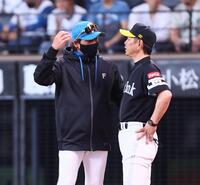 試合終了後、小久保監督（右）と話し込む新庄監督（撮影・中島達哉）