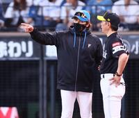 試合終了後、小久保監督（右）と話し込む新庄監督（撮影・中島達哉）