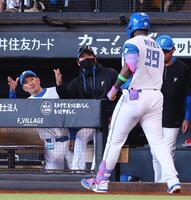８回、ソロを放ったレイエス（右から２人目）を迎える新庄監督（中央）＝撮影・中島達哉