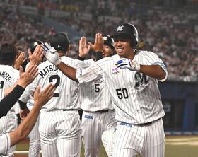 　６回、満塁本塁打を放ちナインとタッチを交わす愛斗