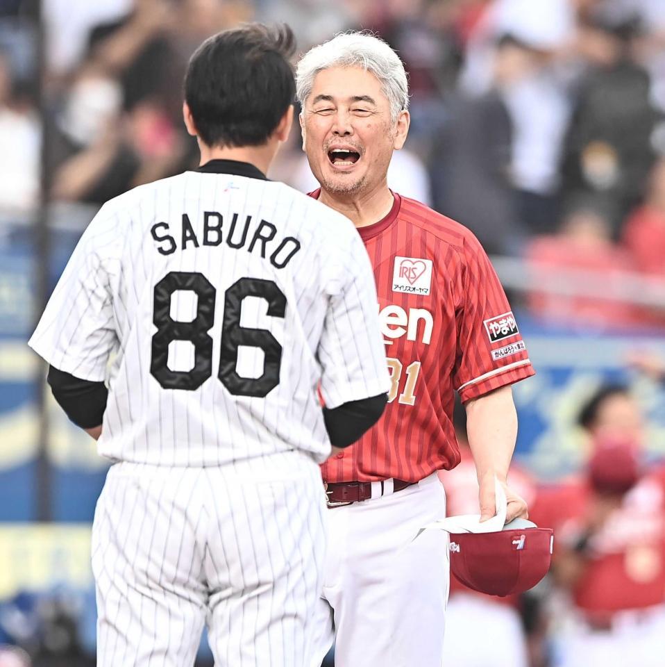 　メンバー表交換でサブロー監督（手前）と握手を交わす吉井監督