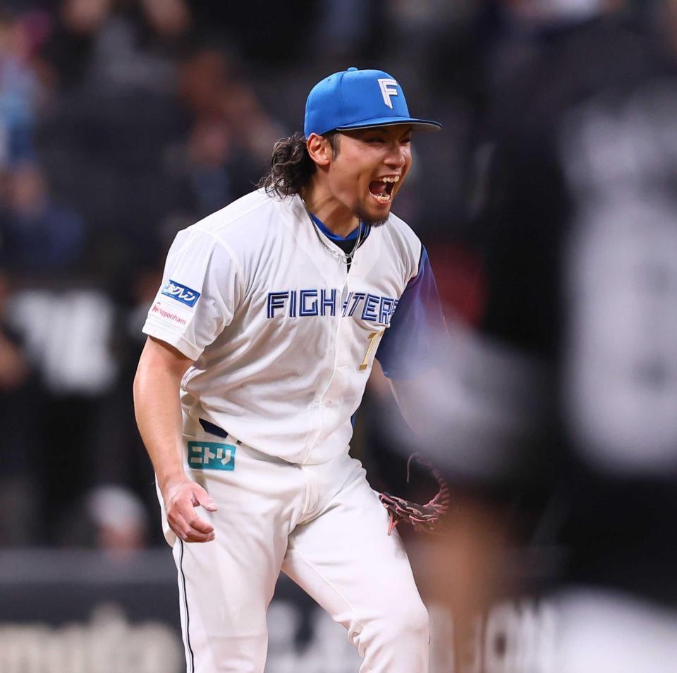 　６回、石塚を三振に仕留め、雄たけびを上げる伊藤（撮影・中島達哉）