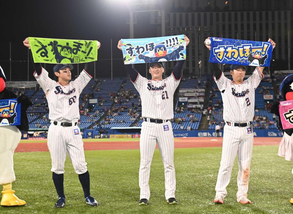 　投打のヒーローの（左から）武岡、吉村、古賀（撮影・園田高夫）