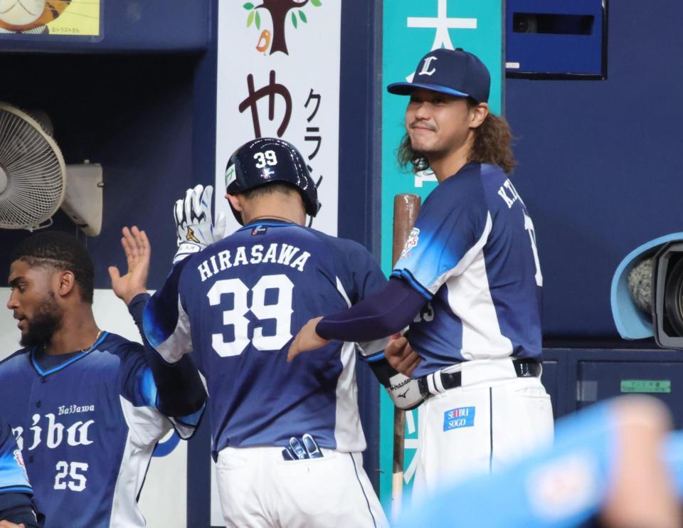 １回、先制となる左犠飛を放った平沢（３９）を笑顔で迎える高橋光（撮影・坂部計介）