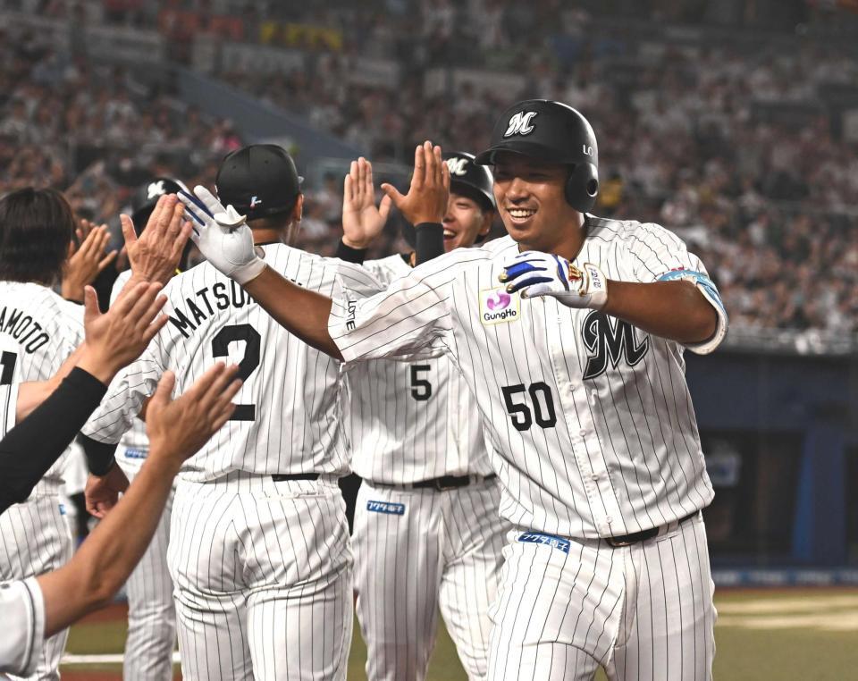 　６回、満塁本塁打を放ちナインとタッチを交わす愛斗
