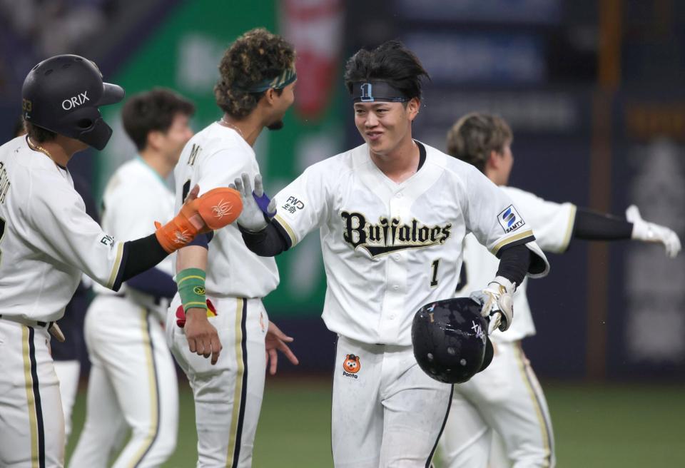 延長１０回、サヨナラ打を放ち、ナインとタッチをかわす太田（撮影・坂部計介）