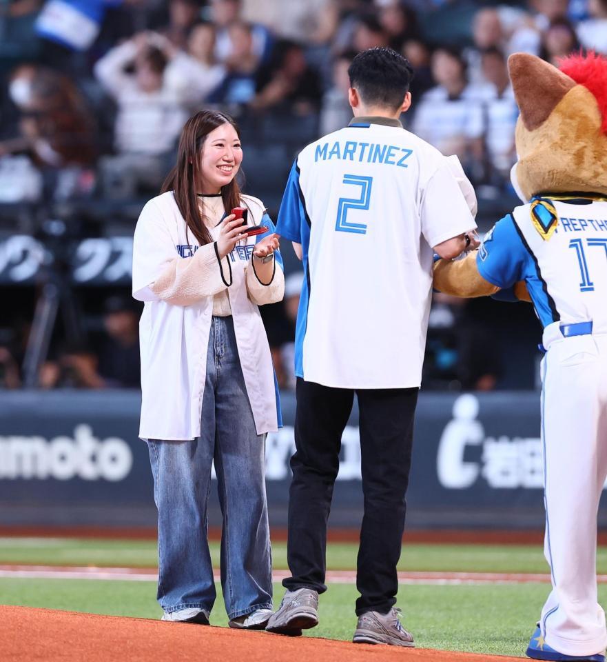試合前に行われたプロポーズ大作戦（撮影・中島達哉）