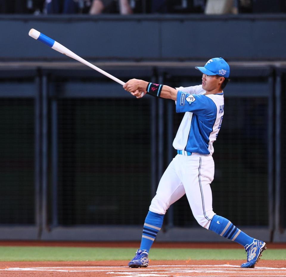 試合前に行われたプロポーズ大作戦で打席に立った細川（撮影・中島達哉）