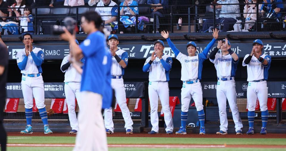 試合前に行われたプロポーズ大作戦で拍手を送る日本ハムナイン（撮影・中島達哉）