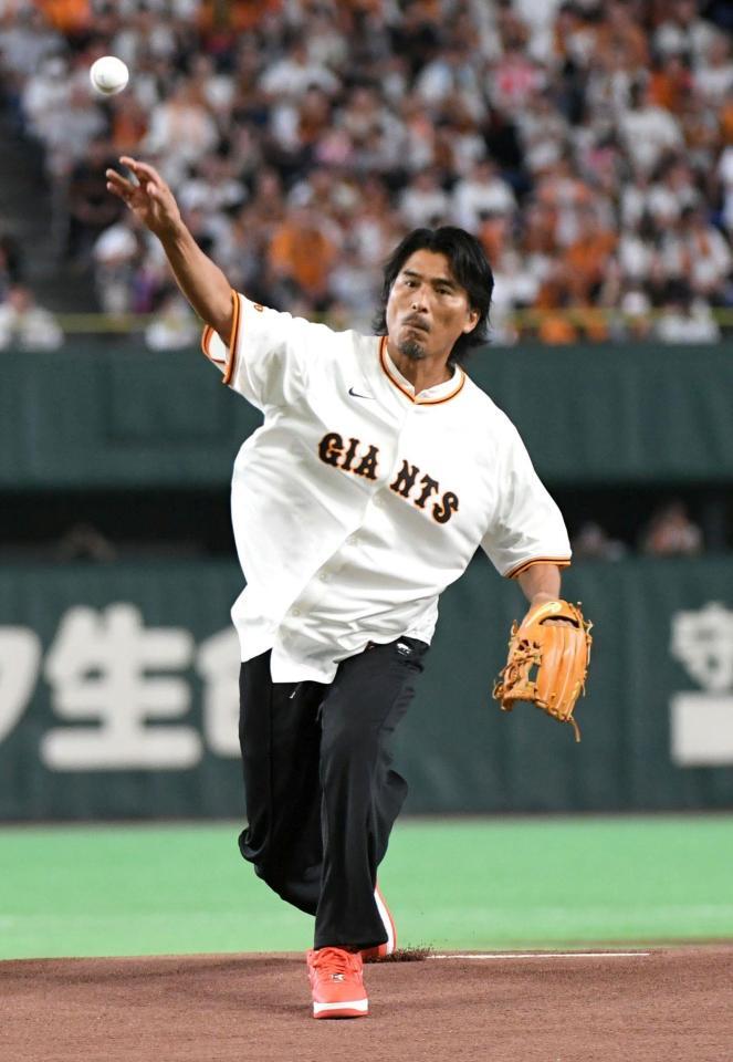 １８７センチの長身からストライクを投じる中澤佑二さん（撮影・佐藤厚）