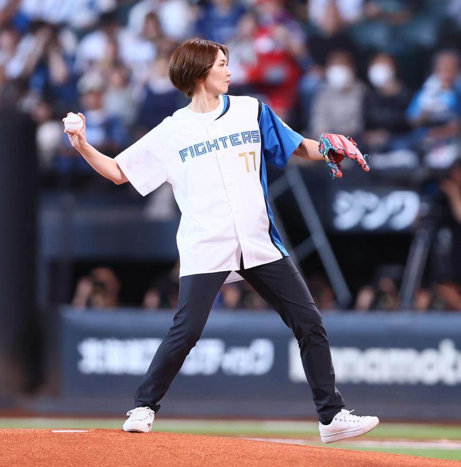 始球式を務めたフォルティウス・吉村紗也香（撮影・中島達哉）