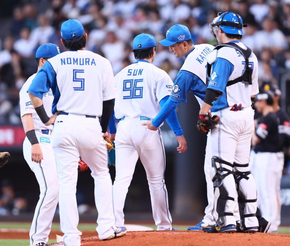５回途中で降板する孫（中央）＝撮影・中島達哉