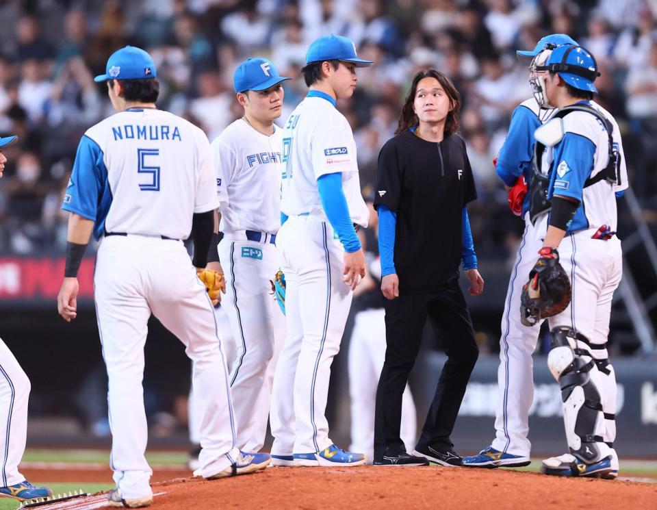 ４回、マウンドに集まる孫（中央）ら日本ハムナイン（撮影・中島達哉）